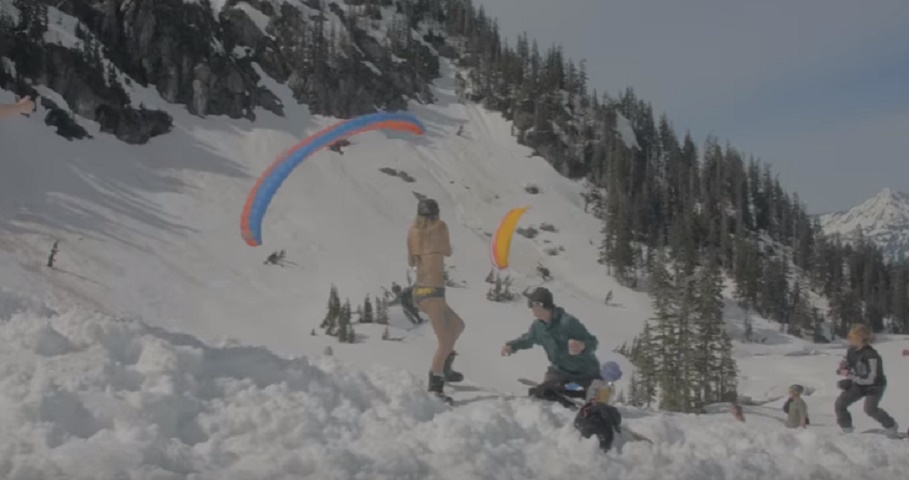 Ragazza in bikini rischia grosso: quasi travolta dal parapendio