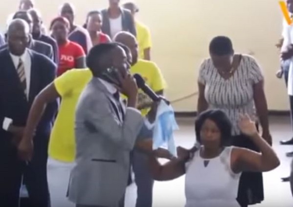 YOUTUBE "Chiamo Dio con il cellulare": bizzarra predica di un pastore africano