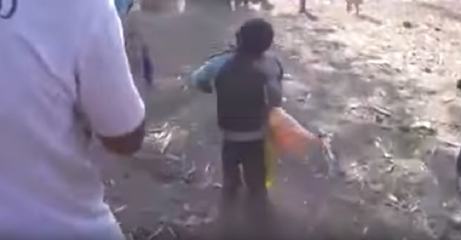 Perù: fanno ubriacare due bambini, poi li prendono in giro