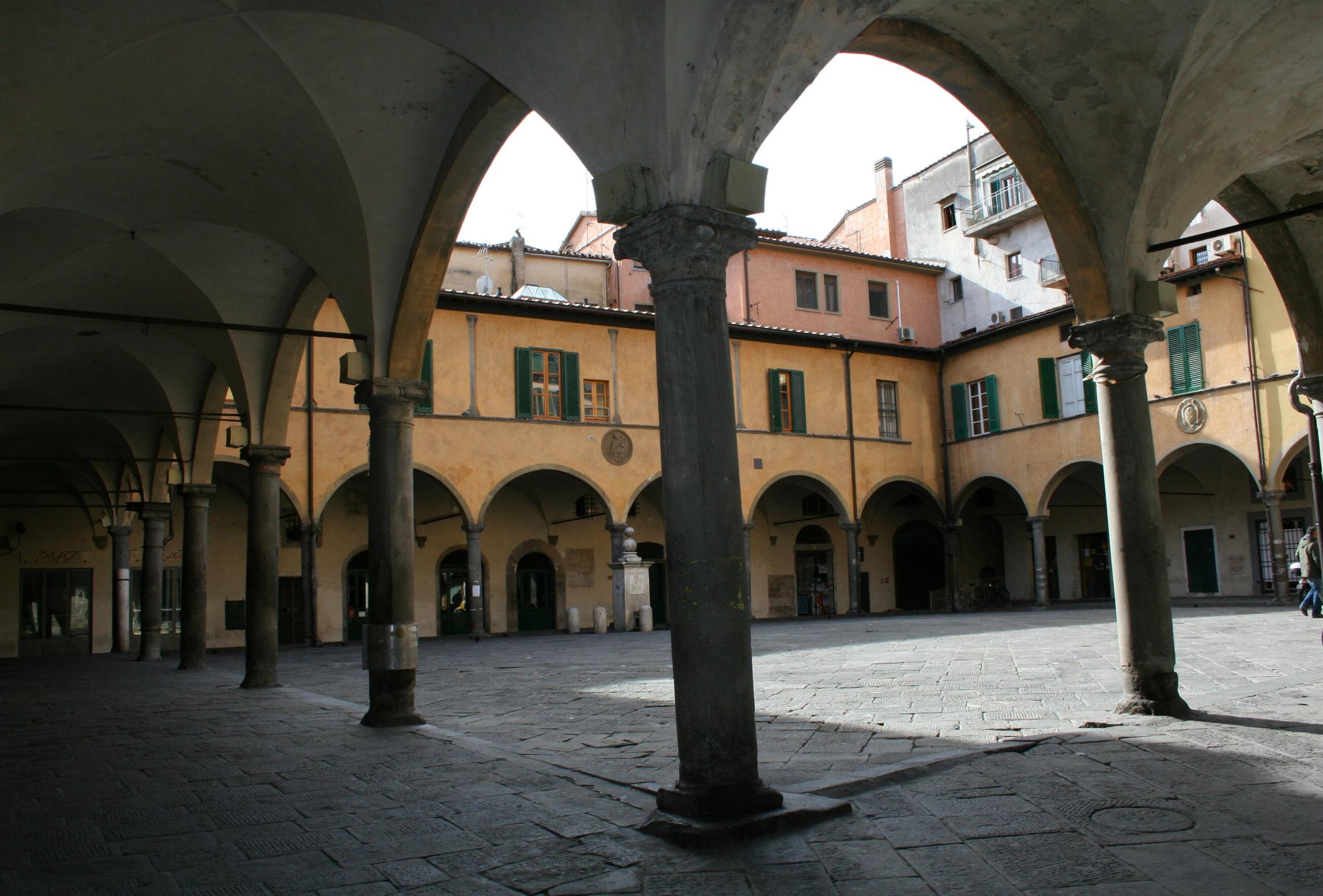 Pisa, turista si spoglia e balla senza vestiti in piazza delle Vettovaglie