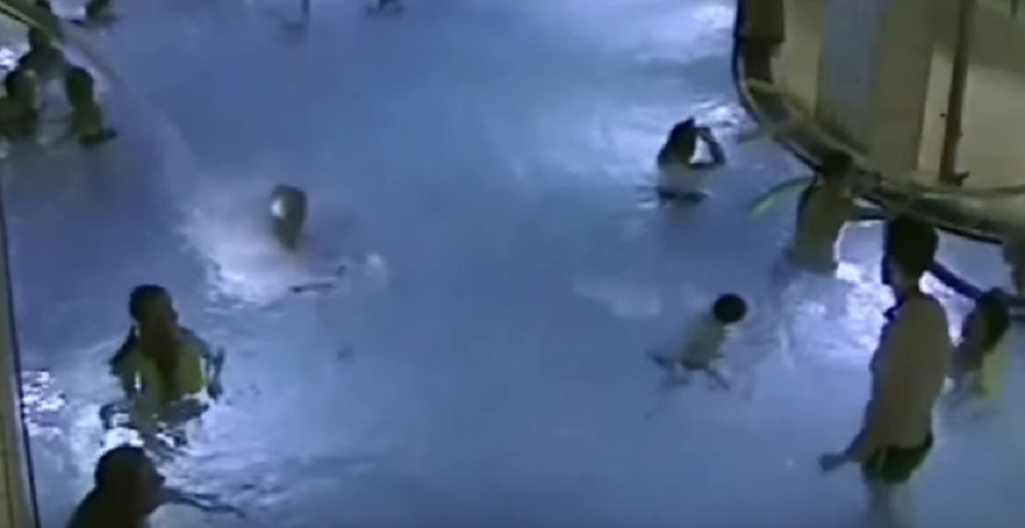 A 5 anni sta affogando in piscina. Nessuno lo aiuta