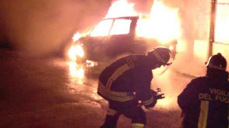Pisa, molotov contro auto polizia penitenziaria. Nel video 3 incappucciati