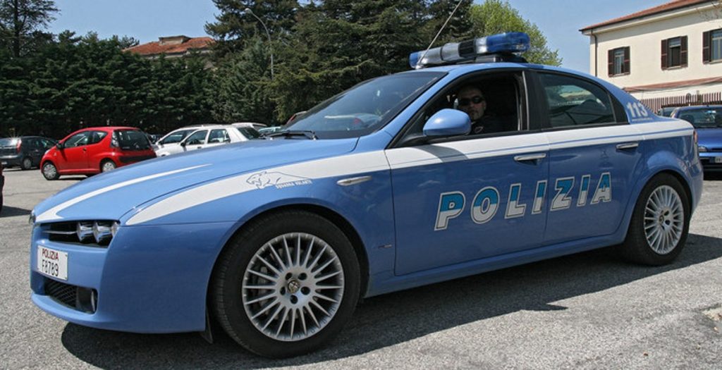 Napoli, ragazza trovata morta in strada: corpo avvolto in un tappeto