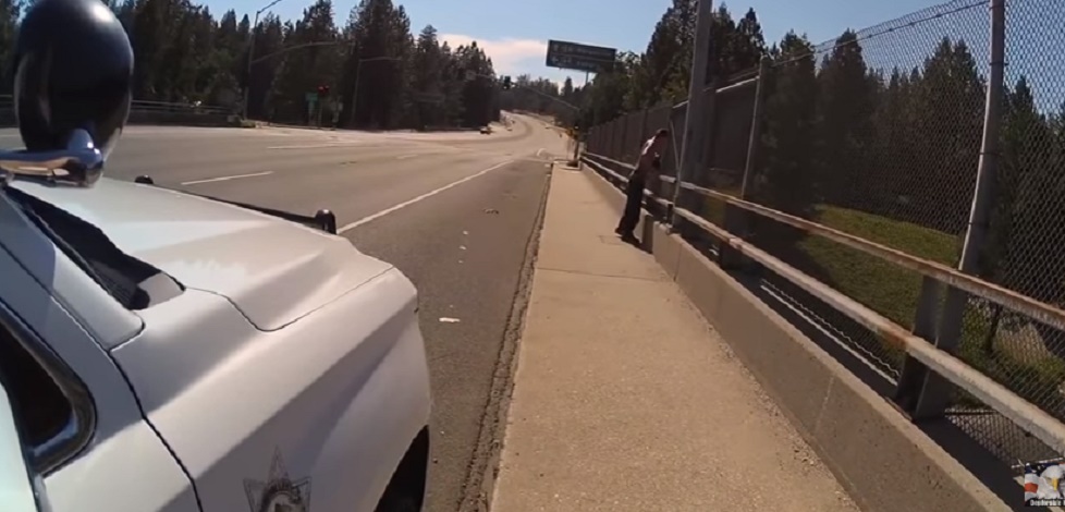 Uomo sta per buttarsi dal ponte, agente lo ferma parlandoci: "Non voglio che tu lo faccia"