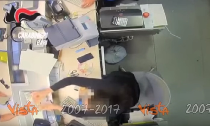 YOUTUBE Poste Italiane, impiegata ruba soldi su conto anziana