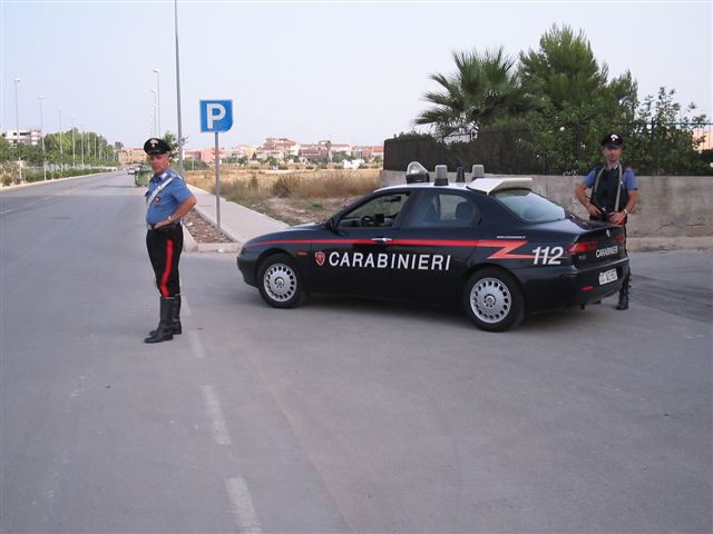 Barletta, senza casco offre 50 euro ai carabinieri per evitare la multa: arrestato