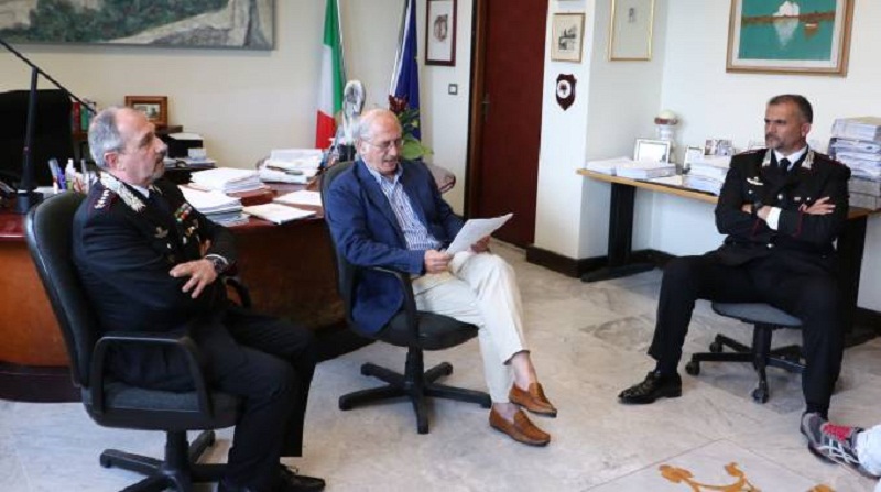 Carabinieri indagati a Massa, Lucio Barani scandalizzato: "Perché procuratore non indossa i calzini?"