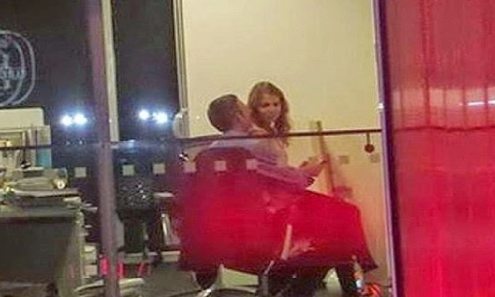 Radio Deejay, una donna chiama e confessa: "Mi devo sposare ma..."