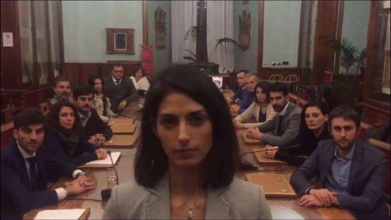 Virginia Raggi, bilancio di un anno: "Mi do 7 e mezzo". Con le figure, con la matta...?