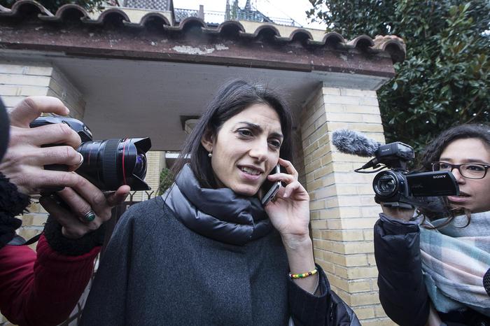 Virginia Raggi: sindaco di Roma teleguidato da srl milanese? Le istruzioni in chat di Casaleggio jr