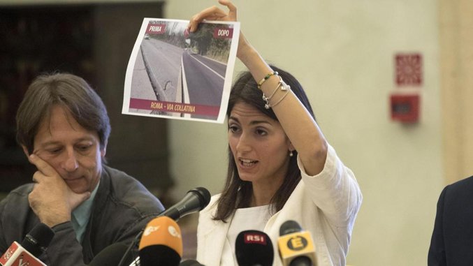 Viriginia Raggi contestata sotto il balcone: sit in in Campidoglio dei romani furiosi