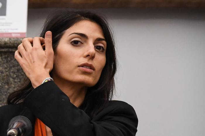 Roma, Virginia Raggi al prefetto: "Limitare la presenza di migranti"