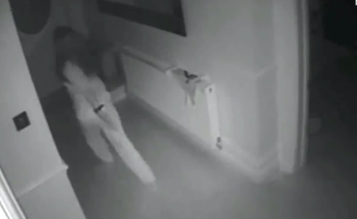 YOUTUBE Ladri entrano in casa e aggrediscono la madre che ha appena messo a letto suo figlio