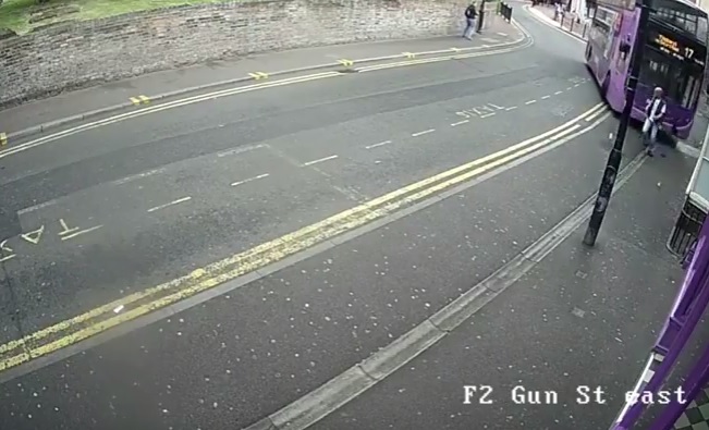 YOUTUBE Viene travolto dal bus, si rialza e va al pub