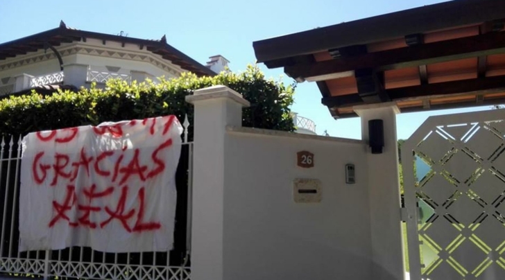 Gigi Buffon, striscione-sfottò sotto casa: "Gracias Real"