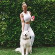 La blogger francese Rebecca Burger col suo cane