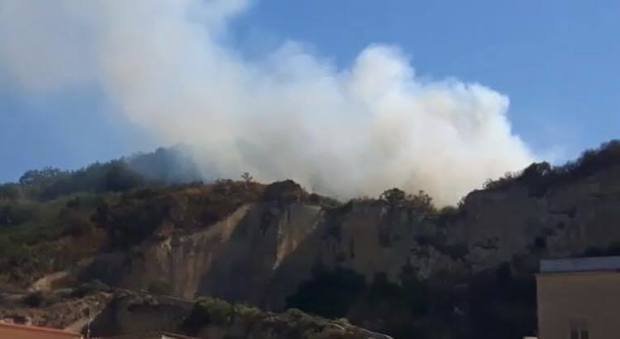 Monte di Procida, incendio sul promontorio di Torregaveta: le fiamme vicine alle case
