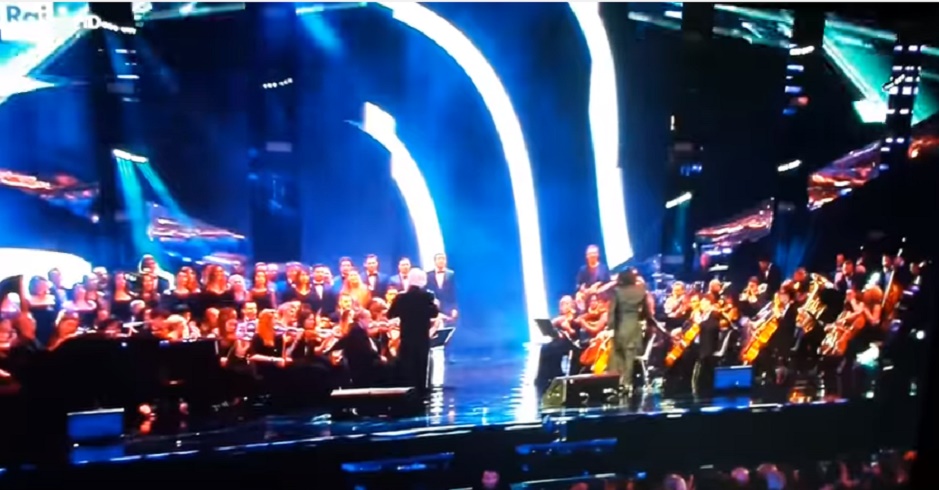 Renato Zero inciampa sul palco dei Wind Music Awards