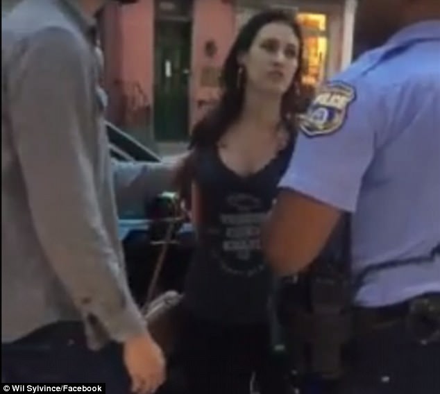 YOUTUBE Giornalista ubriaca, insulta poliziotto e sputa: licenziata04