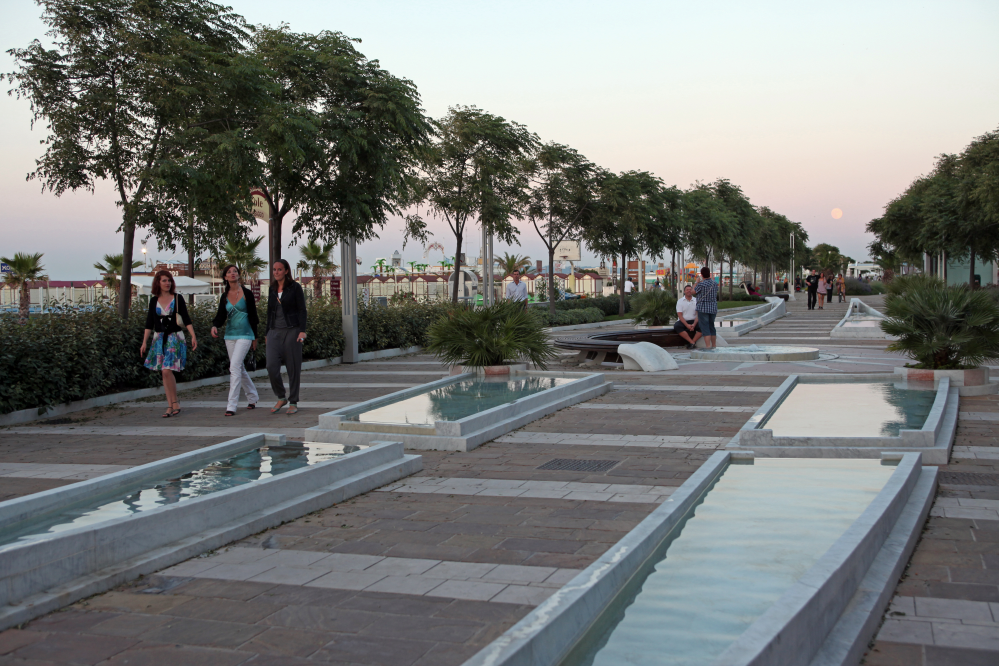 Rimini, vende piazzole sul lungomare per la Notte Rosa. Ma il Comune non l'aveva autorizzato
