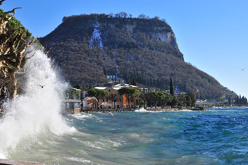 Rocca di Garda, si sporge dalla rupe per una foto: turista precipita e muore