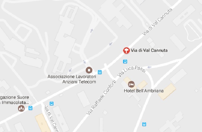 Roma, uomo morto alla fermata del bus in via Val Cannuta: forse un malore