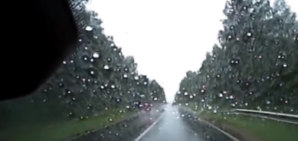 Impedisce all'auto di sorpassare: poi sbanda e finisce fuori strada