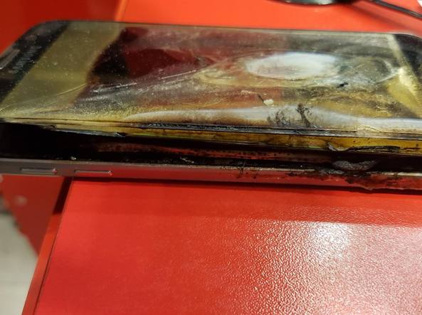 Smartphone a fuoco accanto al letto: paura per una coppia romana