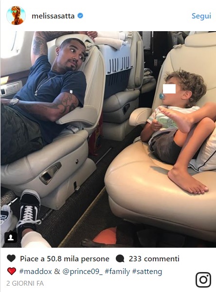 Melissa Satta con Kevin Boateng e Maddox in aereo: il dettaglio non sfugge ai fan