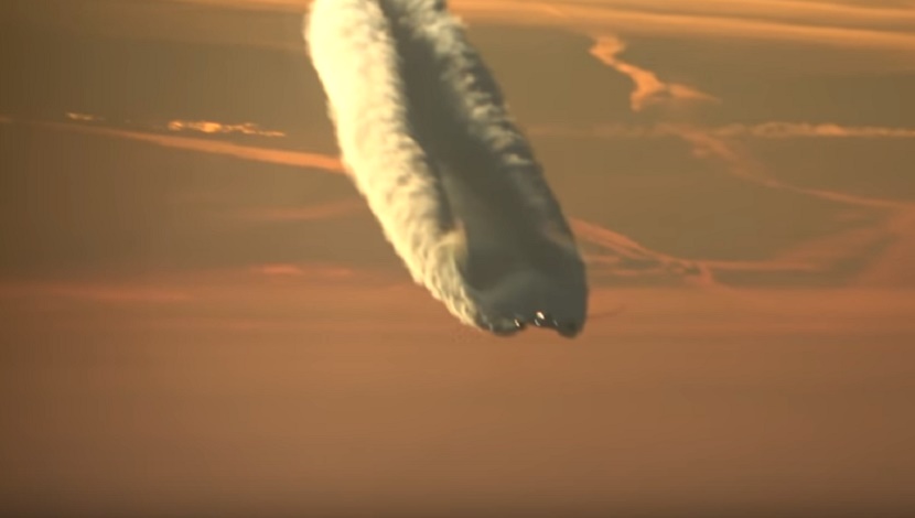 Scie in cielo, ecco come si formano al passaggio di un aereo: VIDEO passeggero