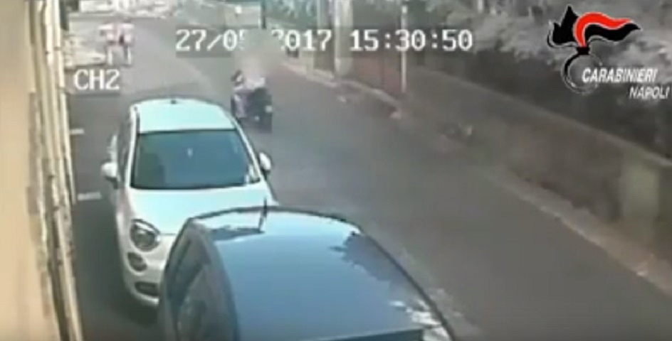 YOUTUBE Scippa donna col figlio di 4 anni sullo scooter: arrestato a Volla (Napoli)