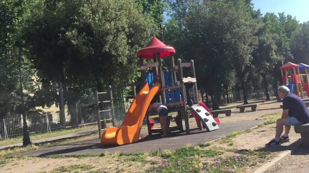 Roma, donna dà fuoco allo scivolo per i bimbi al parco giochi: "Ho freddo" VIDEO