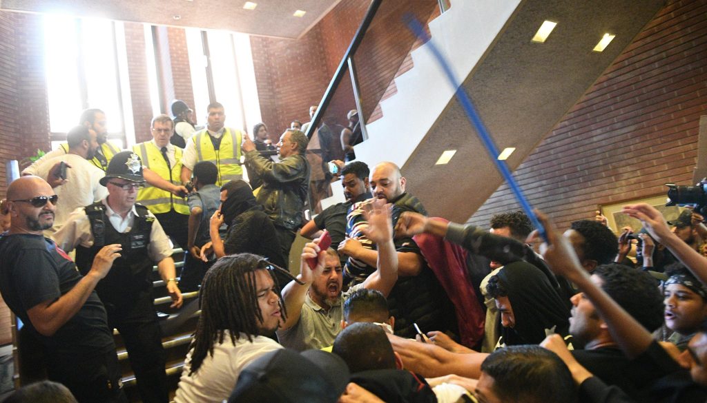 Incendio Londra, proteste e scontri al municipio di Kensington: un arresto