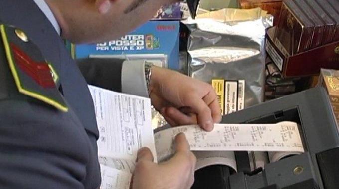 Scontrini. Guardia di Finanza ordina: "Lasciamo in pace anziani e bambini"