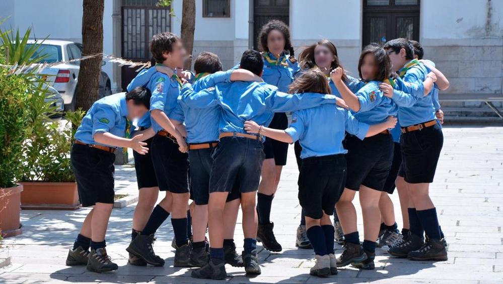 Capo scout sposa compagno, il parroco: "Incompatibile, lasci l'Agesci"