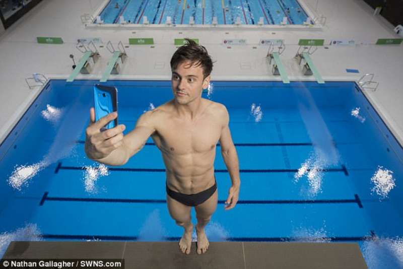 Tom Daley selfie perfetto: FOTO a mezz'aria e all'indietro sul trampolino