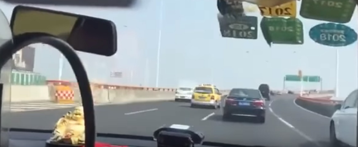 Shanghai, tassista supera 50 auto in meno di due minuti