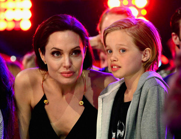 Angelina Jolie e Brad Pitt, la loro figlia Shiloh a 11 anni comincia cura per cambio di sesso