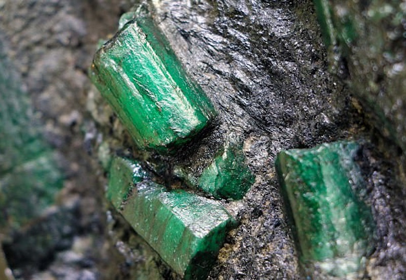 Minatore trova smeraldo gigante di 362 kg: "Ora temo che i ladri uccidano miei cari"