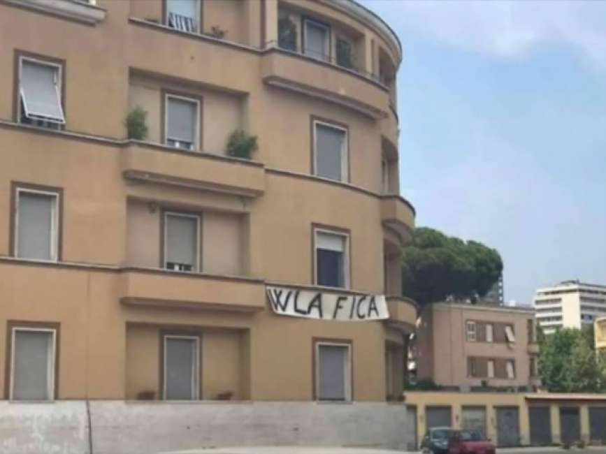 Striscione w la f...a Latina durante Gay Pride FOTO. Cirinnà: "Carabinieri hanno fatto bene a toglierlo"