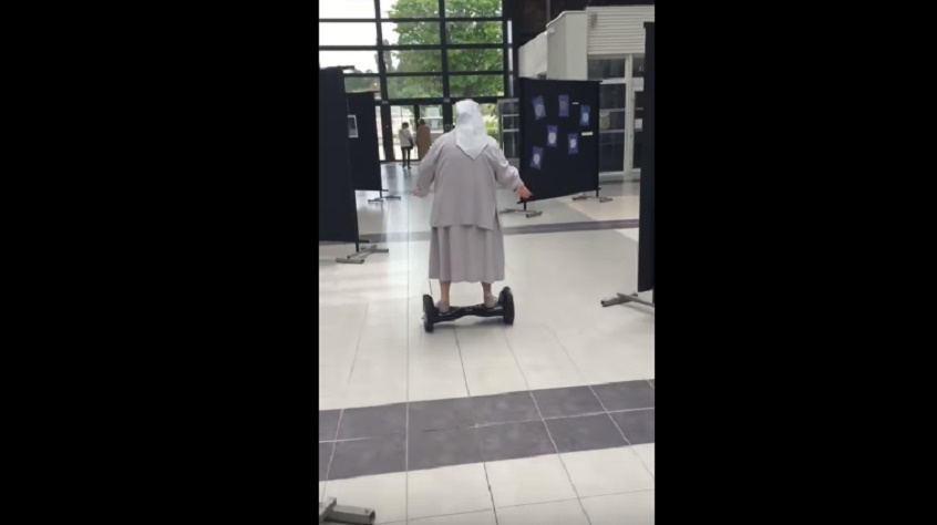 Francia, suora di 77 anni va a votare in hoverboard