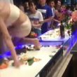 YOUTUBE Modella fa da vassoio umano per il sushi. Ma un cliente...2