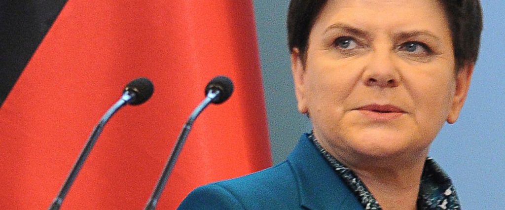 "Auschwitz insegna che bisogna difendere i cittadini"... Dai migranti. Bufera sulla premier polacca