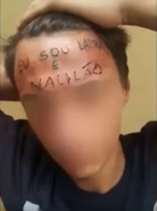 Credono erroneamente che sia un criminale, gli tatuano "ladro" sulla fronte