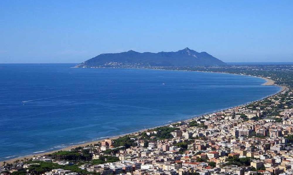 Terracina, pensionato eroe annega in mare dopo aver salvato nipotino e altri due bimbi in difficoltà