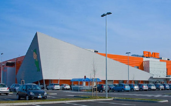 Martignacco, 25enne si butta dal tetto del centro commerciale: morto sul colpo