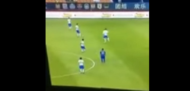YOUTUBE Tevez in campo: corrono tutti, lui resta immobile. VIDEO diventa un caso