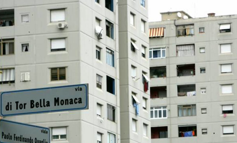 Roma, bengalese pestato a Tor Bella Monaca: "Non ti spetta la casa popolare"