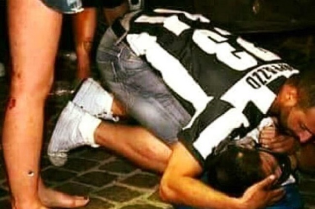 Torino piazza San Carlo, uomo in ginocchio protegge bambino: scena toccante durante il panico FOTO