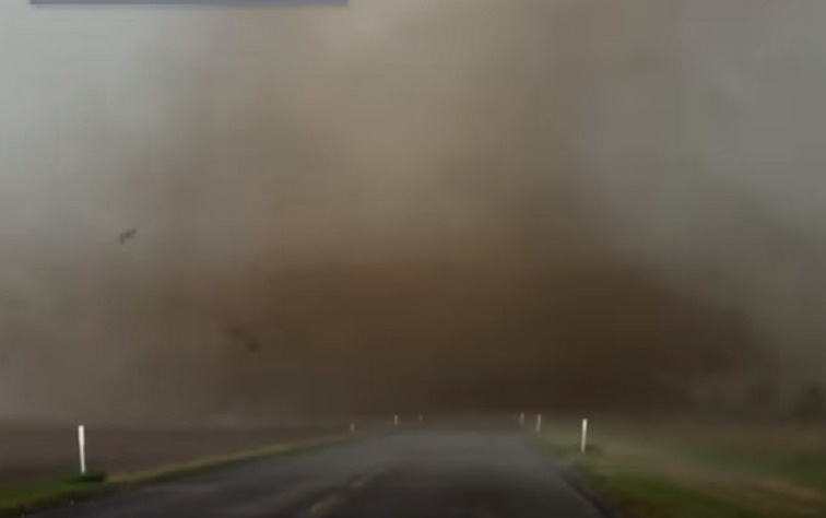 Nell'auto vicini all'occhio del ciclone: VIDEO è impressionante